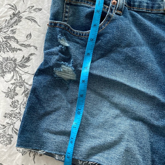 LEVI STRAUSS medium wash denim high rise 3” jean shorts ✨50% OFF BUNDLES✨ - Picture 9 of 9